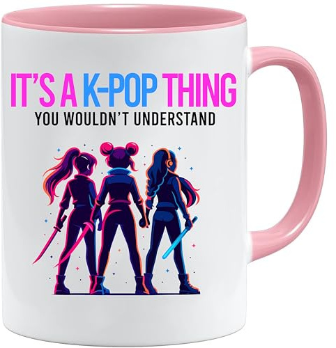 kpop demon hunters | Anime Tasse mit Spruch It's a Kpop Thing | Lustiger Kaffeebecher Geschenkidee für Fans von Zoey Rumi Huntrix | Kpop Merch Tasse Büro Schule | Keramik, Weiß/Rosa, 330 ml