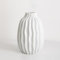 Keramik Vase Weiß, Gerippte Vasen für Blumen & Pampasgras, Modern Klein Blumenvasen für Home Wohnzimmer Bauernhaus Esstisch Büro Dekor - Weiß, 20 x 8 x 4 cm