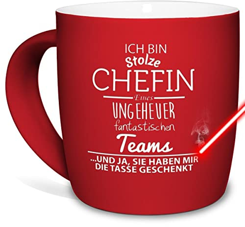 Tasse Mit Gravur und Spruch - Stolze Chefin Eines Fantastischen Teams - Geschenk für Die Beste Chefin, Keramik Außen Gummiert, Rot, 300 ml Mit Lasergravur