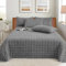 SHANNA Extra Große Bettdecke Bettwurf: Milch Samt Throw Gesteppte Mikrofaser 3-Teilige Tagesdecke 230 X 250 cm mit 2 Kissenbezügen 50 X 70 cm Pflegeleicht, Schlafzimmer Bett (Dunkelgrau)