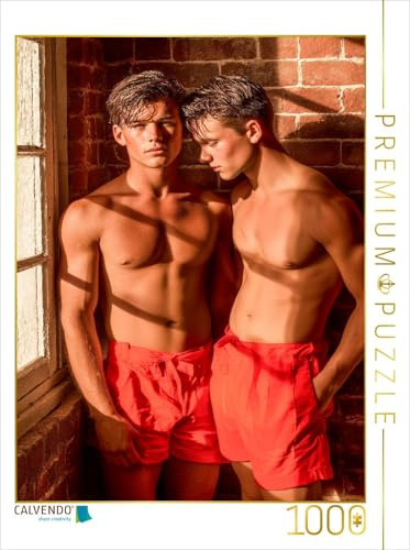 Puzzle · Zwei sexy Junge Männer in roter Shorts eng beieinander | Zwei heiße Jungs, eng beieinander, mit nacktem Oberkörper und… · 1000 Teile · Lege-Größe 64 × 48 cm · CALVENDO Puzzle