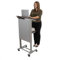 Stand Up Desk Store Mobiles höhenverstellbares Rednerpult, Schwerlast-Stahlrahmen (Silber Rahmen/Dunkle Walnuss Regale)