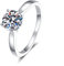 StarGems 1ct Moissanite 925 Silber platinierter klassischer Ring mit vier Krappen B4507-1ct-54 (17.3)