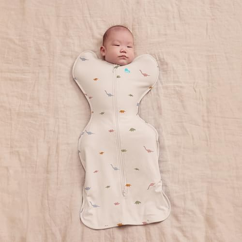 Love To Dream™ Swaddle UP™, Größe S (3,5–6 kg) – Dinosnore Creme | Angenehm, fördert gesunden Schlaf | 1,0 Tog, Frühling & Sommer 20–24 °C | Waschbare Baumwolle Doppelreißverschluss