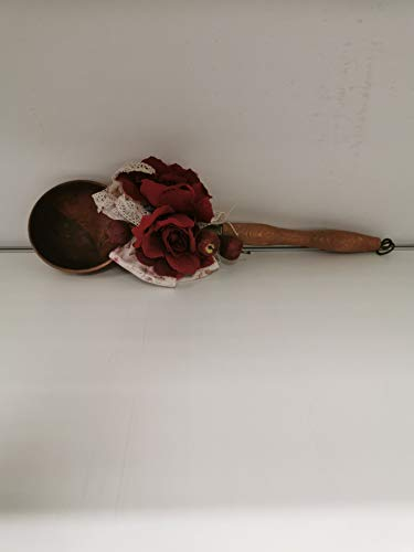 Louche décorative en cuivre et bois.