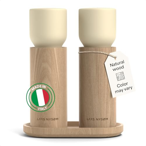 LARS NYSØM Salz und Pfeffermühle Holz Set - Manuelle Mühlen Keramikmahlwerk | Passender Untersetzer aus Buchenholz - Made in Italy - Einstellbarer Mahlgrad von fein bis grob - Salzmühle für grobes Salz
