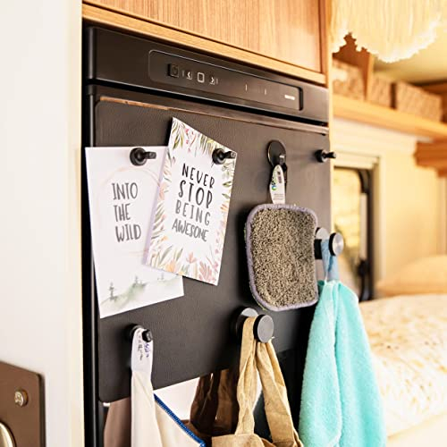 silwy® Magnet-Pinnwand BLACK (40 x 27 cm) inkl. 3 Magnet-Haken & 4 Pins, DIY zuschneidbar - keine permanente Anbringung & kein Bohren - Zubehör fürs Office, im Camper und auf dem Boot