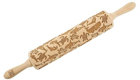 MoodForWood Teigroller aus Holz, Gravierte Holzrolle mit Wunschname auf Griff, Roller mit Muster für Teig, Kuchen & Backwaren, Nudelholz für Müheloses Ausrollen, Ø 6 cm x 43 cm, Tiefblauer Ozean