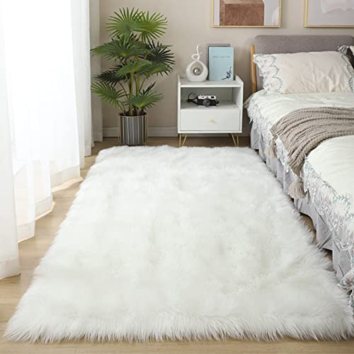 Tenrany Home Tapis Blanc Chambre Fausse Fourrure Tout Doux, 80 x 160cm Rectangulaire Shaggy Area Rugs, Imitation Peau Moquette Décoratif Tapis De Sol pour Chambre Salon (Blanche, 80x 160cm)