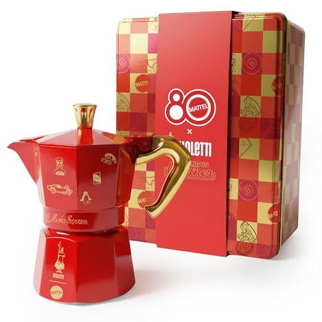 Bialetti Moka Express da 3 Tazze (130ml) Edizione Mattel® Ottantesimo, Caffettiera da Collezione con Latta Celebrativa – Prodotto in Alluminio, Non Adatta all’Induzione, Rossa | 130ml, Caffettiera da Collezione, Con Latta Celebrativa, Alluminio, Non Adatta all'Induzione
