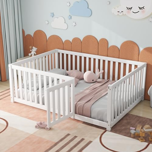 Kinderbett 140x200 cm, Montessori Bodenbett mit Tür inkl. Rausfallschutz Zaun, Massivholz Gitterbett Montessori Bett Babybett Kinder Jugendbett Doppelbett für Jungen & Mädchen, Weiß