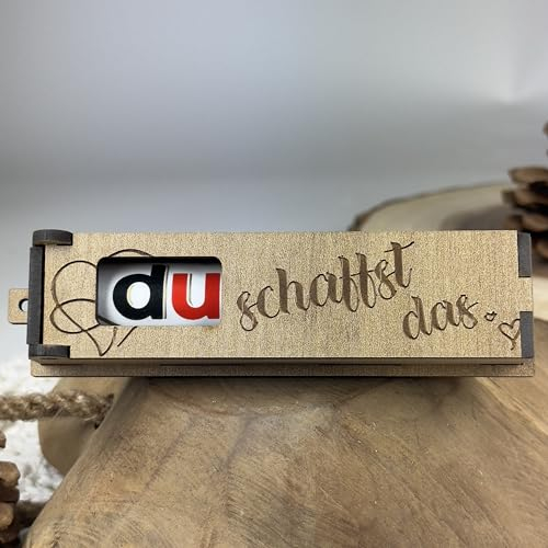 Urhome Holzbox Du schaffst das Gravur mit Duplo Schokoriegel - Herzen Geschenkbox mit Spruch inkl. Schokolade Riegel - Viel Glück Geschenk Motivation Holz Box graviert