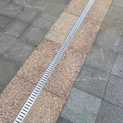 EXCLURA EntwäSserungsrinne Schmale Rinnenrinne Auffangbecken für Terrasse, Rinnenrinne 60x10 cm, Rinnenrinne mit Edelstahl-Lochrost, Einfache Entwässerung(60x10x6(23 5/8 x 4 x 2 3/8))