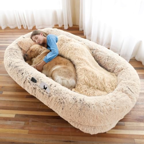 Hundebett, 180 x 114 x 30 cm, waschbares Kunstfell-Haustierbett für Menschen, orthopädisches Hundebett, pralles Kissen, Decke, Gurt, Beige