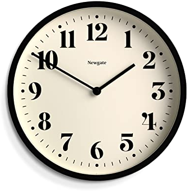 NEWGATE® Number Four Theatre wanduhr | Moderne runde Uhr | 30cm | Schwarz | Dekorative Zahlen | Ideal für küche, Wohnzimmer oder büro