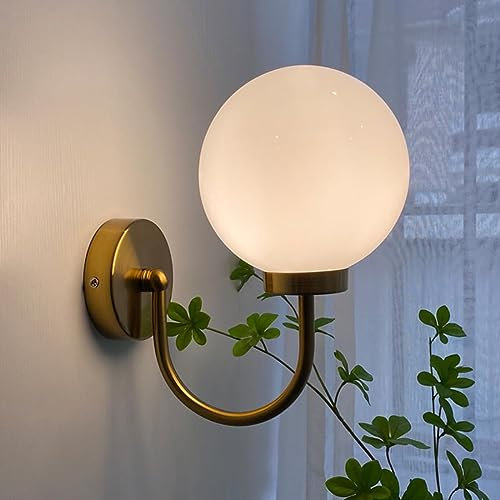 SIYANE Aplique de pared antiguo Bola de cristal de leche Lámpara de pared moderna de mediados de siglo Lámpara montada en la pared para dormitorio de granja dorada Iluminación de tocador de baño croma