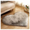 SHTGOI Fellteppich Herzförmig Flauschiger Teppich Weicher Zottelteppich Lammfell Schaffell Teppich Kunstfell Stuhlkissen Tannenbaum Matte für Wohnzimmer Sofa Schlafzimmer Boden 50 * 60cm Hellgrau