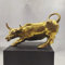 Pevfeciy Wall Street Bulle Statue Stier skulptur deko büro Schreibtisch, Kupfer skulpturen, 0.53kg/1.2lb