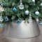 FORUP Metall Weihnachtsbaum Kragen - 70,1 cm Baumring, Rock Basis Ständer Schutz vor Haustieren, Baumbasis Abdeckung für Weihnachtsdekorationen (Silber)