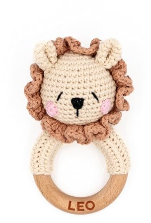 Muckelmeister Greifling personalisiert mit Namen - Holz Beißring Baby gehäkelte Tiere - Babyrassel - Babygeschenke zur Geburt für Mädchen/Jungen - kleine Geschenke für Neugeborene - Löwe