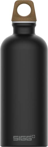 SIGG - Alu Trinkflasche - Traveller MyPlanet Direction - Klimaneutral Zertifiziert - kohlensäurehaltige Getränke - Auslaufsicher - Federleicht - BPA-frei - Outdoor & Yoga - Mattes Schwarz - 0,6L