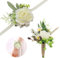 CCUCKY Set mit 2 Handgelenk Corsage und Herren Ansteckblume für Hochzeiten, Abschlussbälle, Brautpartys (Weiß-B)