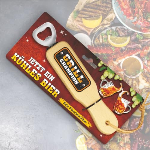 Holz Flaschenöffner – Grill Champion mit Lederriemen, 3D Aufkleber & lustigem Spruch - Stabiles Männergeschenk für Geburtstage, Grillpartys & Bierliebhaber - Originelles Geschenk für Männer