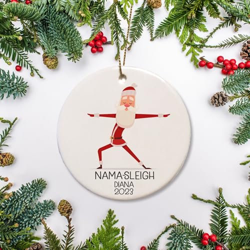 Weihnachtsbaumschmuck Yoga Yoga Santa Nama-Schlitten, Für Yogi, Yogalehrer, Meditation, Runde Keramik Ornament Ideal Weihnachtsschmuck Multicolor Christbaumschmuck Anhänger Für Holiday Party