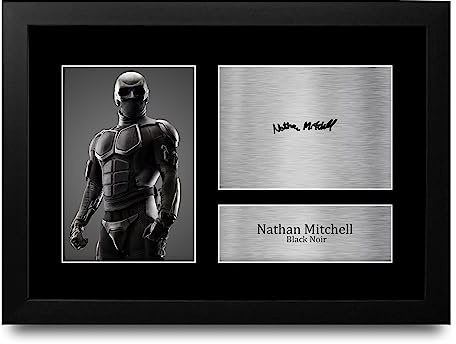 HWC Trading FR A4 Nathan Mitchell The Boys Black Noir Geschenke Gedrucktes Signiertes Autogramm Foto für Fans von Fernsehshows - A4 Gerahmt