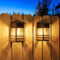 Lot de 2 Lampe Solaire Exterieur Rétro, LED Lumiere Solaire Exterieur IP65 Etanche Applique Murale Exterieur Solaire Décoration pour Jardin Cour Patio Balcon Clôture, 3000K Blanc Chaud Sans Fil
