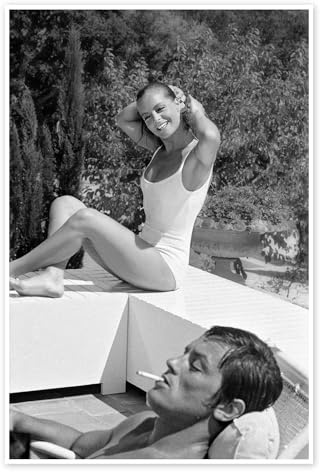 Posterlounge Romy Schneider und Alain Delon, Der Swimmingpool, 1968 Poster | 60 x 90 cm Schwarz-Weiß Wandbilder Wanddeko