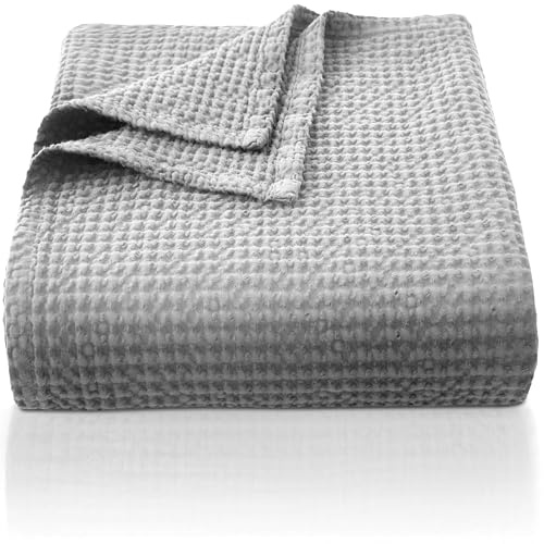 CHUFFED 100% Baumwolle Decke 150 x 200 cm, Weiche und Atmungsaktive Tagesdecke, Waffelmuster Leichte Decke als Sofadecke Couchdecke, Weich Kuschelige Wohndecke Wohnzimmer, Sofa Couch Hellgrau