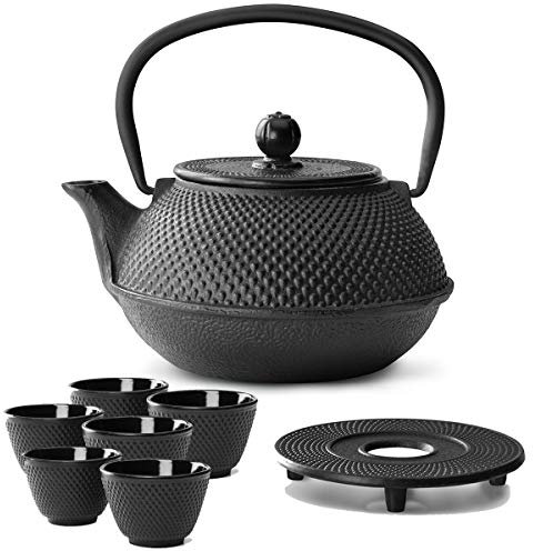 Bredemeijer Teekanne asiatisch Gusseisen Set schwarz 0.8 Liter mit Henkel & Edelstahl Tee-Filter Sieb-Einsatz für losen Tee & Untersetzer und 6 Teebecher