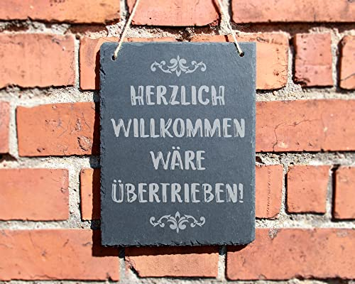Generisch SCHIEFERTAFEL HERZLICH WILLKOMMEN WÄRE ÜBERTRIEBEN | 20x25cm | mit Juteschnur zum Aufhängen | dekorative Schiefertafel mit Spruch für den Eingangsbereich im Landhausstil
