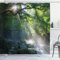 ABAKUHAUS Regenwald Duschvorhang, Jungle Sonnenlicht Bäume, Stoffliches Gewebe Badezimmerdekorationsset mit Haken, 175 x 200 cm, Grün Weiß