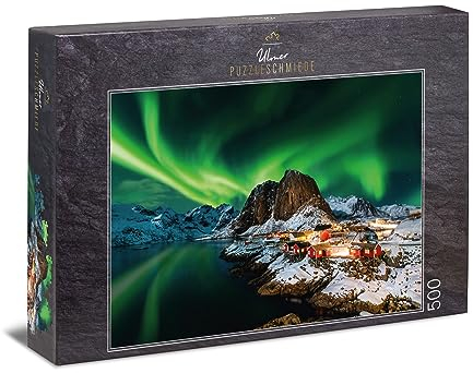 Ulmer Puzzleschmiede - Norwegen-Puzzle „Aurora Borealis - Nordlichter“ – Klassisches 500 Teile Puzzle – Puzzlemotiv der Polarlichter über dem Fischerdorf Hamnoy, Lofoten, Norwegen