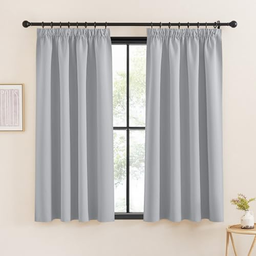 KGORGE Graue Gardinen mit Kräuselband Wohnzimmer 2er Set 145 x 140 cm(HxB) Thermovorhang Kälteschutz Kurze Verdunklungsgardine Vorhänge Verdunklung 75%-80%, Hellgrau