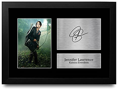 HWC Trading FR A4 Jennifer Lawrence The Hunger Games - A4 Framed Geschenke Gedruckt, Signiert Autogramm Bild Für Film-Erinnerungsstücke-Fans - A4 Eingerahmt