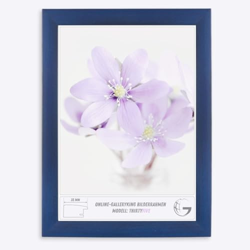 Online-GalleryKing OGK Thirtyfive - Bilderrahmen 60x80 cm Dunkelblau mit MDF Holz Rahmen vollummantelt, Anti-Reflex Kunstglas 1 mm und HDF Rückwand 3 mm - Fotorahmen für Hoch- und Querformat