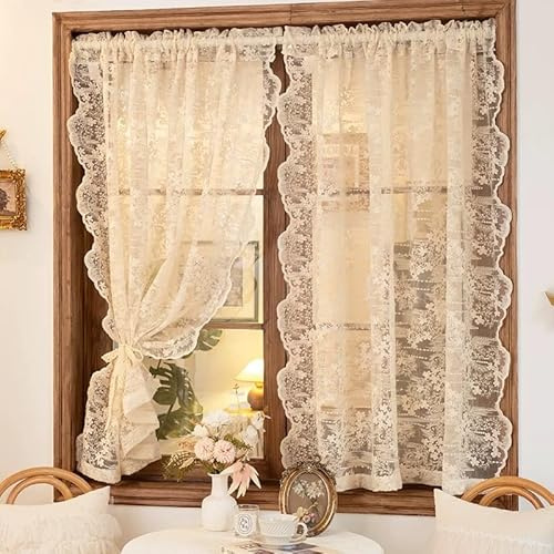 Devola Scheibengardine Spitze Vintage – Romantischer Kurzstore mit Häkelbordüre, lichtdurchlässige Bistrogardine für Küche & Wohnzimmer HxB 200x130cm Cremefarbe 1 Stück