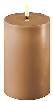 LED Kerze Deluxe Homeart, Indoor LED-Kerze mit realistischer Flamme auf einem Echtwachsspiegel, warmweißes Licht - Karamellbraun 10 x 15 cm