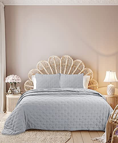Autrefois Dessus de lit 240 x 260 cm Sixtine Gris Clair - Effet Peau de pêche - Couvre lit matelassé Doux et léger - Boutis uni 2 Places - Couverture Microfibre - Plaid canapé déco