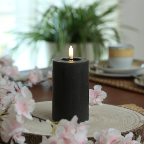 ADILINA LED Kerze Rustik-Optik schwarz 7x11cm Echtwachs Stumpenkerze mit Timer flackernde Flamme Wachskerze (D: 7cm - H: 11cm)