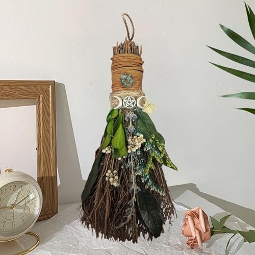 Teeloray Scopa Piccola Fatto a Mano Scopa Strega con Gemme Magiche e Fiori Secchi, Mini Scopa alla Cannella con Profumo Decorazione con Scopa Altare Wicca Spazzare via Tutte le Cose Brutte (Verde)