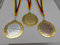 Fanshop Lünen Schützen 3 Stück Medaillen Große Stahl 70mm - Gold Schießsport Gewehr -mit einem Alu Emblem 50mm - (Gold,Silber,Bronce) Medaillenset - mit Medaillen-Band - (9302)