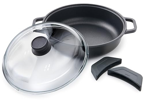 Betty Bossi Aluguss Servierpfanne mit Glasdeckel, Ø 24 cm – Hochwertige Antihaft-Schmorpfanne für alle Herdarten, ofenfest bis 230 Grad, inklusive Silikon Griffschutz