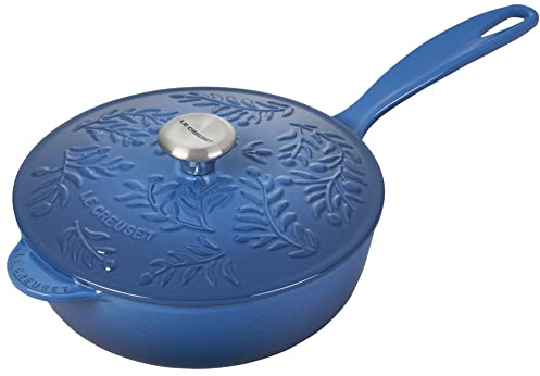 Le Creuset Olive Branch Collection Emaillierte Gusseisen-Untertasse, 2,25 qt, Marseille mit geprägtem Deckel