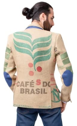 Exklusiver Herren Designer-Sakko aus brasilianischen Kaffeesäcken mit originalem Print der Kaffeefarm, Olivenholz-Knöpfen & Ellenbogen-Patches
