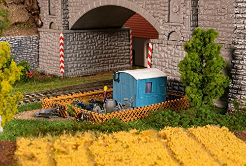 Faller 190090 H0 Jubiläumsmodell Schrebergarten Baubude mit Zaun und Utensilien Spur HO 1:87, Mehrfach
