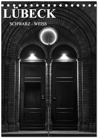 Lübeck schwarz-weiß (Tischkalender 2026 DIN A5 hoch), CALVENDO Monatskalender: Lassen Sie sich von Lübeck verzaubern, in schwarz-weiß. (CALVENDO Orte)